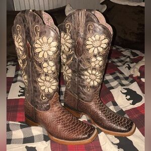 Woman's cowgirl boots!